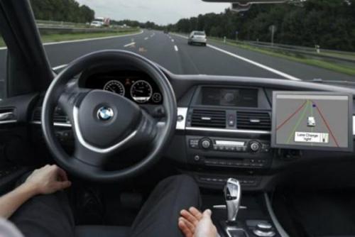 未来，将会在道路上演自动驾驶车辆和普通车辆混合行驶